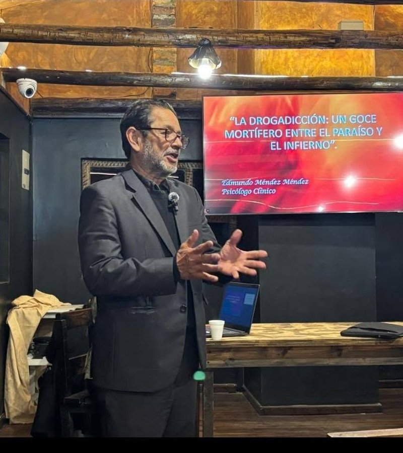 Edmundo Méndez, psicólogo clínico, dando una charla profesional sobre adicciones
